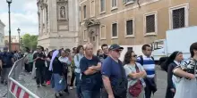 Papa Francesco, lunga fila a Santa Maria Maggiore per commemorazione