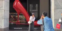 A Milano pioggia di scatti per le scarpe giganti del Diavolo Veste Prada