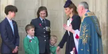 Fuori programma per la principessa Kate: saluta i figli dei militari