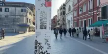 Terremoto alla Biennale, si dimette giuria: premiazione a novembre