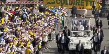 Il Papa in papamobile tra migliaia di fedeli a piazza del Plebiscito