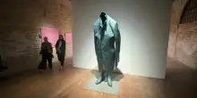 Erwin Wurm al Museo Fortuny: sogni e corpi della nostra societ&agrave;