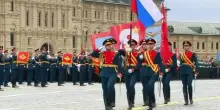 Putin arriva sulla Piazza Rossa: inizia parata del 9 maggio sottotono