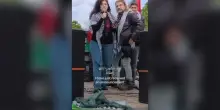 Flotilla, la moglie di Abukeshek esulta per la liberazione del marito