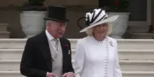 Re Carlo III offre un ricevimento in giardino a Buckingham Palace