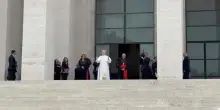 Leone arriva alla Sapienza, tanti giovani ad attenderlo: Viva il Papa