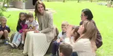 Kate tra i bambini a scuola: qui la natura &egrave; la terza insegnante