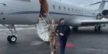 John Travolta arriva al Festival di Cannes pilotando il suo aereo