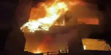 Gaza, soccorritori tra le fiamme dopo raid israeliani