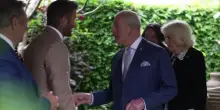 Carlo e Camilla al Chelsea Flower Show tra David Beckham e Judi Dench