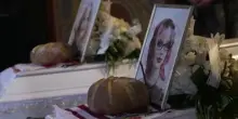 Funerali di due sorelle adolescenti morte in attacco russo a Kiev