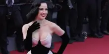 Cannes, sul red carpet Ken Loach, Juliette Binoche e Dita von Teese
