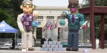 Antivax contro Oms: sculture di palloncini di Tedros e Bill Gates