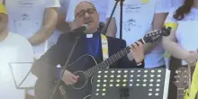Papa ad Acerra, il prete cantante: &ldquo;A Leone canto il grido della terra&rdquo;