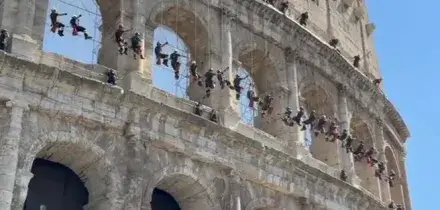 I Vigili del Fuoco si calano dal Colosseo in vista del 2 giugno