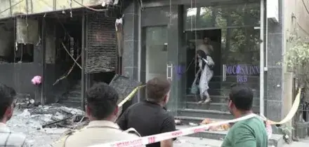 Mega incendio in albergo a Nuova Delhi: 21 morti e oltre 40 feriti