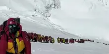 Everest, stagione record: oltre 950 alpinisti in vetta