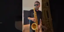 Cesare Cremonini al sassofono sulle note di &ldquo;Roma Capoccia&rdquo;