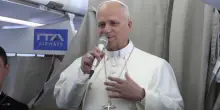 Il Papa in aereo: in Spagna porto il messaggio dell&rsquo;amore di Dio
