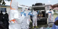 Ebola, volontari Croce Rossa seppelliscono morti: veniamo attaccati