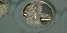 La &ldquo;Sfera grande&rdquo; diventa moneta per i 100 anni di Arnaldo Pomodoro