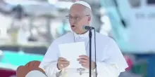 Papa: trafficanti di uomini sono mostri, Chiesa non pu&ograve; restare muta