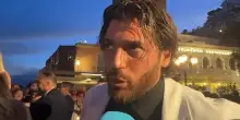Can Yaman: dopo l&rsquo;eroe figo vi sorprender&ograve; con l&rsquo;autoironia