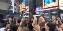 Folla a Times Square, le azioni di SpaceX infiammano Wall Street