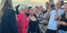 Helen Mirren incanta il Taormina Film Festival: una fan si commuove