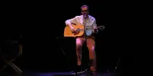 Brunori Sas ricorda il Signor G. tra musica, ironia e poetica