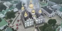 La cattedrale ucraina in fiamme dall&rsquo;alto, la condanna dell&rsquo;Unesco