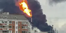 Russia, droni ucraini su Mosca: fiamme in raffineria