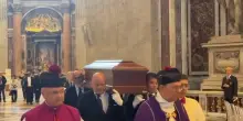 Il feretro di Ruini in San Pietro, il Papa celebra i funerali