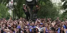 New York pazza per i Knicks: migliaia alla parata per i campioni Nba