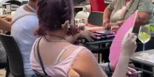 Dal ventaglio al ghiaccio, come i turisti sopravvivono al caldo a Roma
