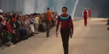 Parigi, con il caldo estremo Vuitton porta la moda al mare