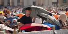Roma bollente, migliaia di fedeli dal Papa tra ombrelli e ventagli