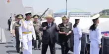 Nordcorea, Kim Jong-un con un cappello giallo vara cacciatorpediniere