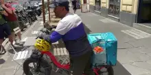 L&rsquo;allarme caldo a Roma non ferma i rider: &ldquo;Se ti fermi guadagni meno&rdquo;