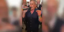 Alemanno si fa mettere al collo la croce celtica di Paolo Di Nella