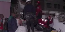 Potente terremoto in Venezuela: i soccorritori in azione a Caracas