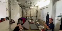 Gaza, per il caldo si lasciano le tende per le case pericolanti