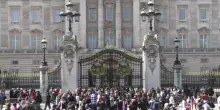 Carlo III cambia la monarchia: non abiter&agrave; a Buckingham Palace