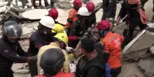 Terremoto Venezuela, un uomo estratto vivo dalle macerie a La Guaira