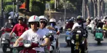 La Vespa compie 80 anni, in 25mila sfilano a Roma