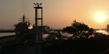 La nave della US Navy Fort Lauderdale nel porto di La Guaira