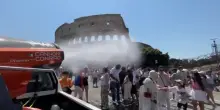 Caldo a Roma, al Colosseo cannoni nebulizzatori per turisti: &ldquo;&Egrave; dura&rdquo;