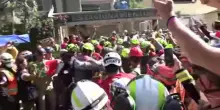Venezuela, applausi per l&rsquo;uomo estratto vivo 8 giorni dopo il sisma