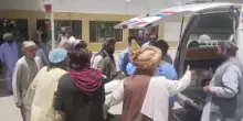 Pakistan, bus precipita in burrone per oltre 20 metri: almeno 40 morti