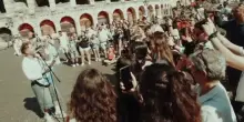 Alfa a sorpresa si esibisce live per le strade di Verona